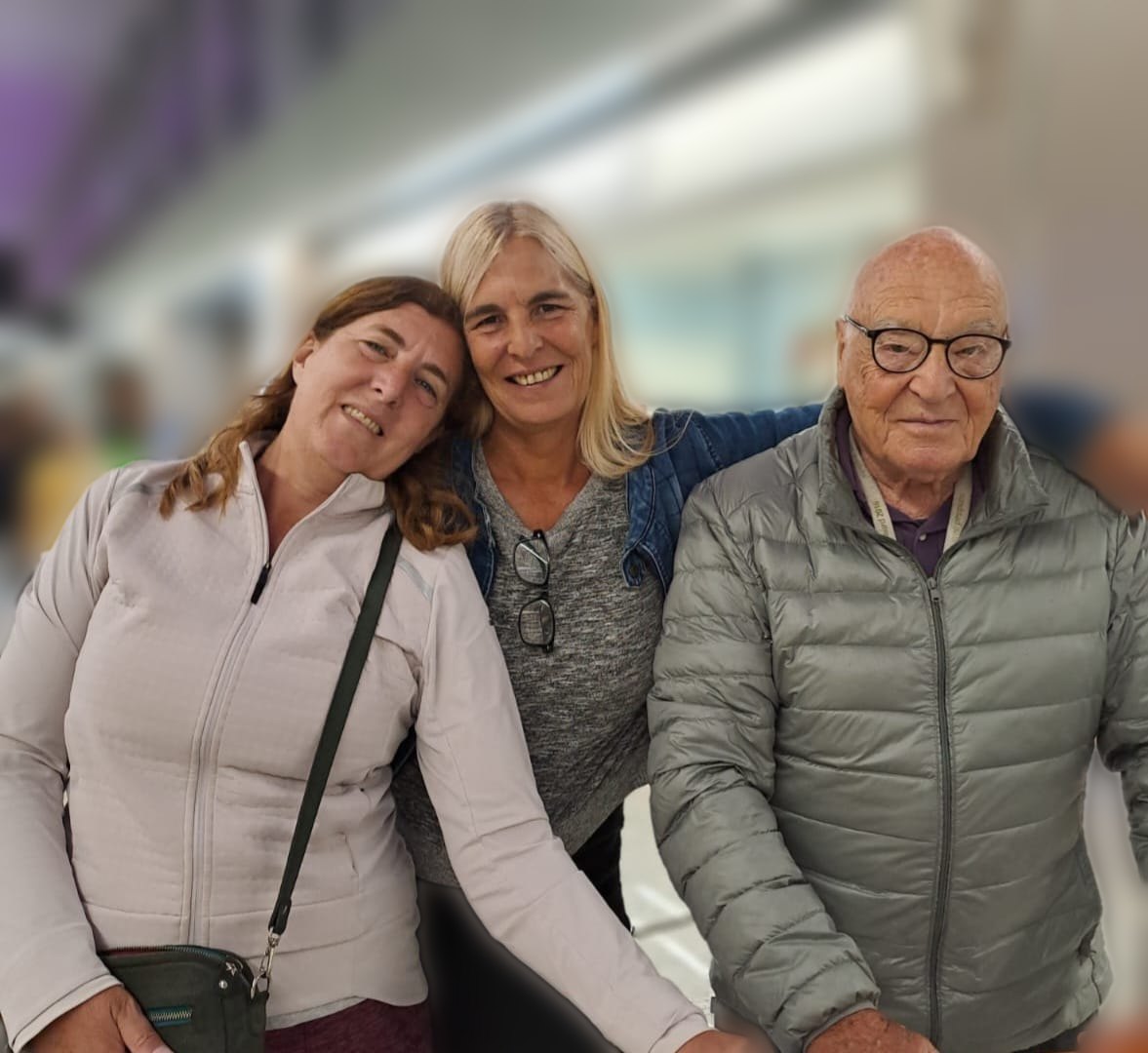 Marina y Cecilia, fundadoras de Área Cuidados, junto a un adulto mayor